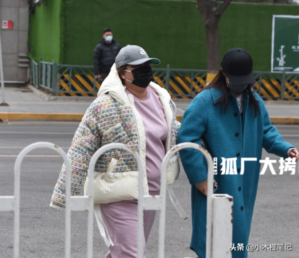 40歲賈玲現身春晚聯排，穿萬元棉衣富態十足，與張小斐對比太明顯