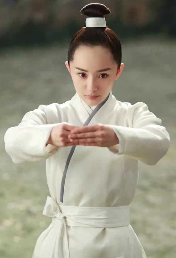 別以為貼個鬍子就是女扮男裝，這6位女星的男裝太帥，真不糊弄人