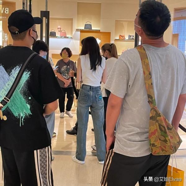 金晨澳門逛街,穿老漢T恤長褲生圖腿長1米8,擼起袖子輸密碼霸氣 金晨澳門逛街,穿老漢T恤長褲生圖腿長1米8,擼起袖子輸密碼霸氣