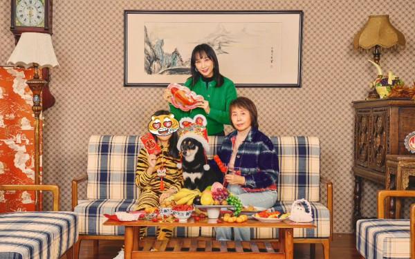 雷佳音妻子罕曬全家福,10歲女兒打扮摩登,婆婆首露正臉更像母女 雷佳音妻子罕曬全家福,10歲女兒打扮摩登,婆婆首露正臉更像母女