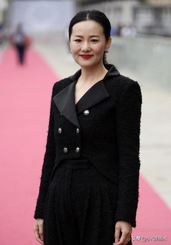 董卿整體氣質不如詠梅，自然臉很真實一點不裝，穿的隨意又灑脫