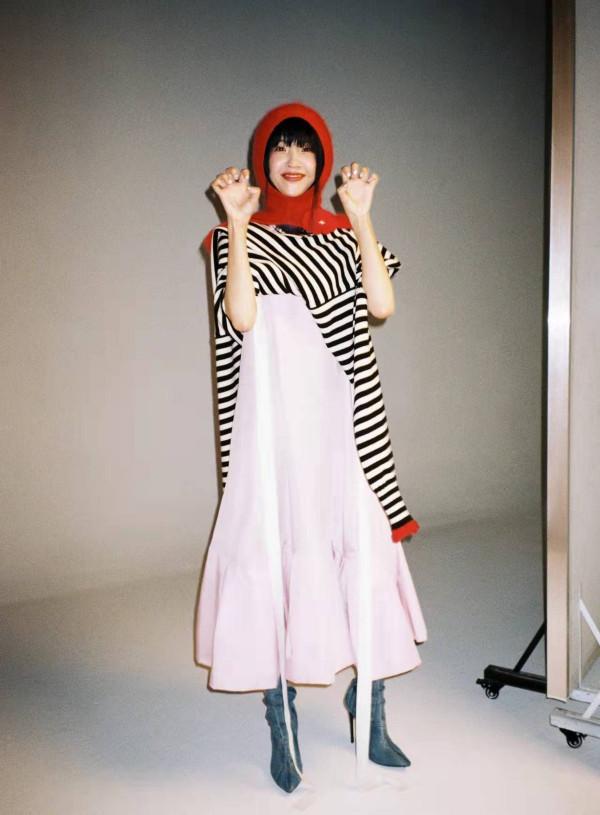 唐藝昕生孩子後好美，白色修身裙配蝴蝶結髮繩，女人味十足