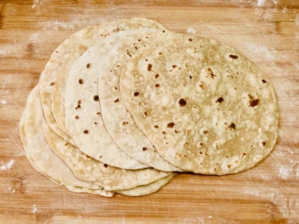 河南名吃烙饃，只要掌握好燙麵技巧，2分鐘出10張，卷菜吃特別香