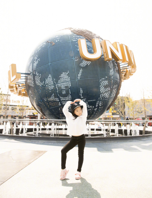 董璇女兒和外婆現身機場，小酒窩開心蹦躂超活潑，外婆時髦氣質佳