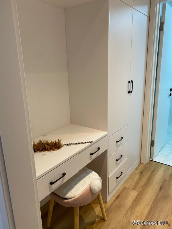 96平裝修花了25W，地面鋪木地板，電視牆不做造型，簡單又好看