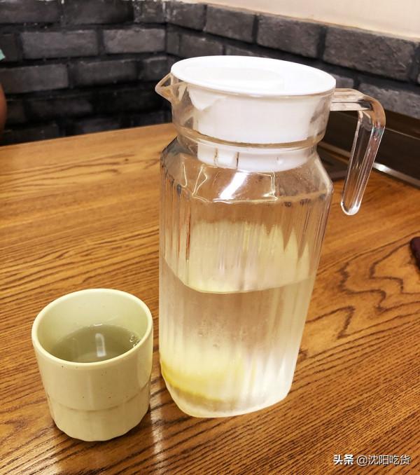 不是西塔味兒的醬湯，泡飯配免費自助小菜，最後喝得一滴不剩