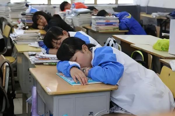 一所學校的課桌椅火出圈，讓學生實現午睡自由，家長大讚值得推廣