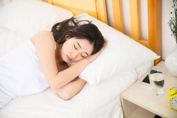 為什麼晚上睡覺時不能“頭朝西，腳朝東”？究竟是不是迷信？