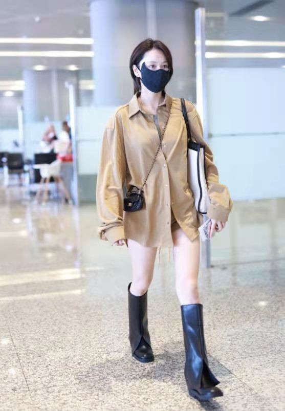 張馨予終於好好打扮了,穿襯衫配靴子洋氣,氣質少女不像生過娃 張馨予終於好好打扮了,穿襯衫配靴子洋氣,氣質少女不像生過娃