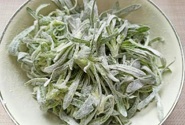 不管蒸啥野菜，切忌用麵粉和雞蛋，教你飯店做法，野菜翠綠有營養