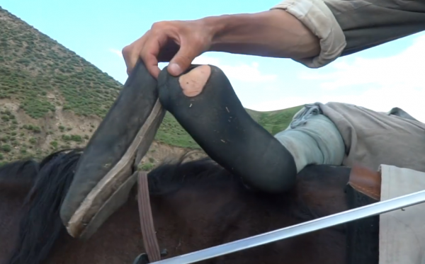 吳京曬片場演員受傷花絮照!累到躺在樹上睡覺,腳底襪子磨出大洞 吳京曬片場演員受傷花絮照!累到躺在樹上睡覺,腳底襪子磨出大洞