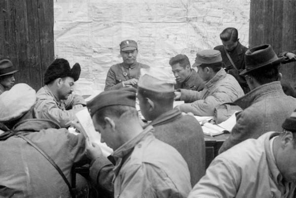 美國教官和遠征軍營長比試槍法，結果把手槍輸給了營長