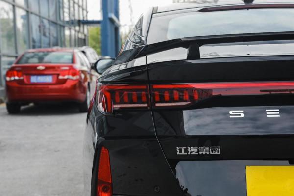 又一款運動家轎，1.5T爆184馬力，前後獨懸售價親民，實拍思皓曜