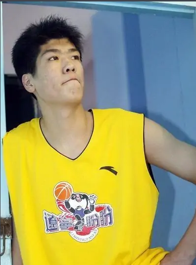 中國女籃梁天雲：身高1米97，因情傷退役，嫁農村小夥被寵成寶