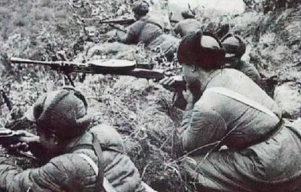 建國後,開國中將榮歸故里,見跛腿哥哥在門口迎接,頓感不妙 建國後,開國中將榮歸故里,見跛腿哥哥在門口迎接,頓感不妙