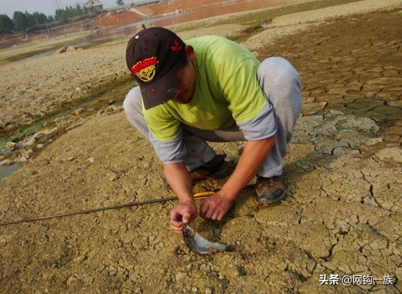 一個乾枯的水井，直徑不到1米，在這能釣魚媳婦說給生吃了