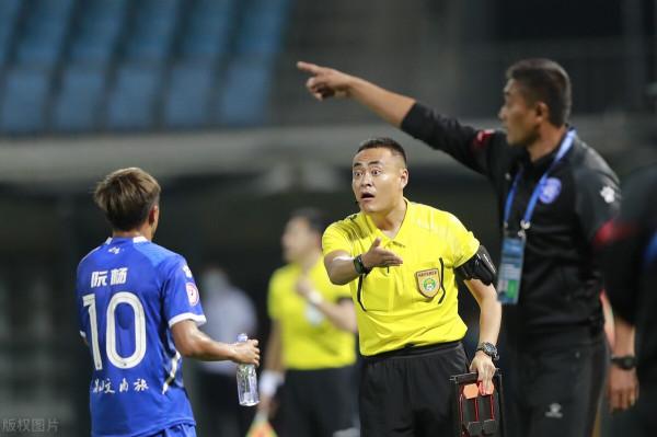 國足是選助理教練還是組建觀摩團抑或馬戲班？