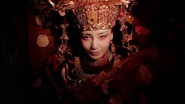 開山採石炸出千年古墓，墓內陪葬品奢華，墓主身份成謎