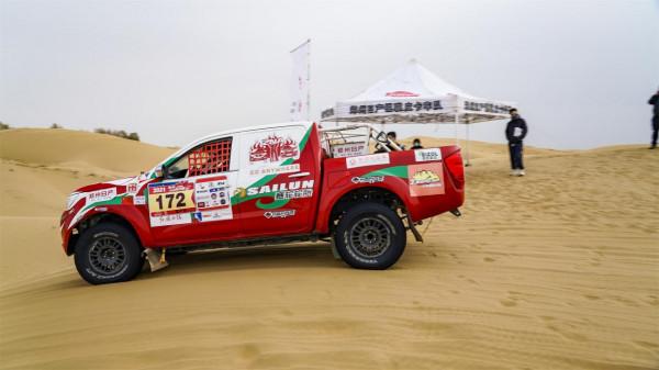 開日產皮卡玩沙漠,真是太開心了 開日產皮卡玩沙漠,真是太開心了