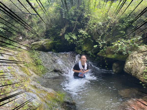 日本大哥花幾萬塊在荒野買了棟房子，居然還附贈小橋河流和瀑布？