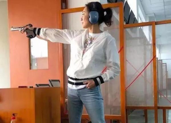 著名演員牛莉為啥甘心嫁給“普通男人”，養育女兒，幸福一生？