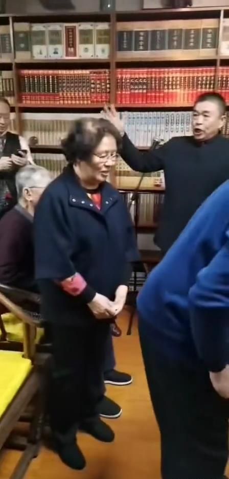 趙忠祥塑像揭幕儀式現場，敬一丹、楊瀾滿眼淚痕，倪萍情緒穩定