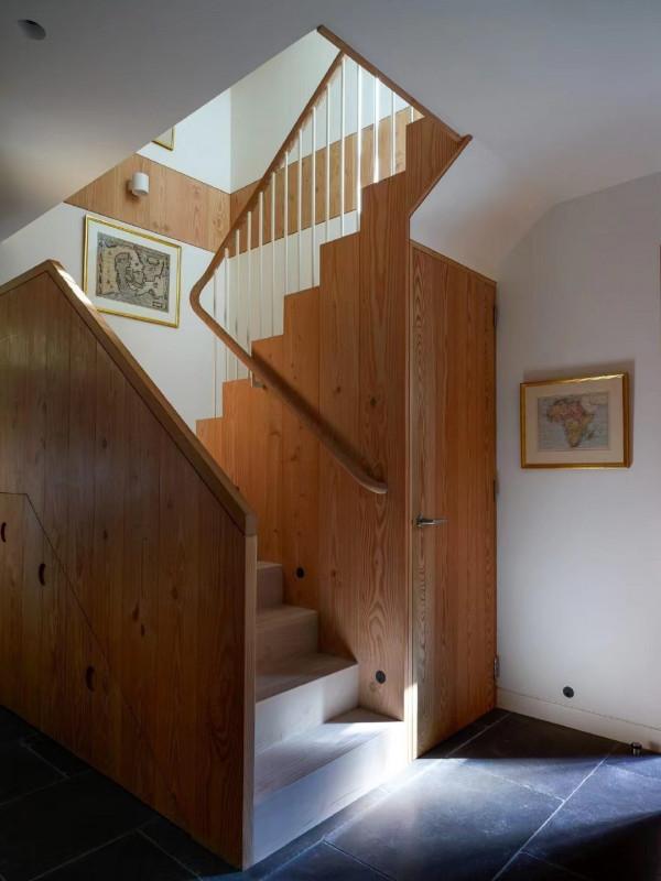 分享一間明亮住宅，僅格子窗與樓梯就圈粉無數，太有品味了