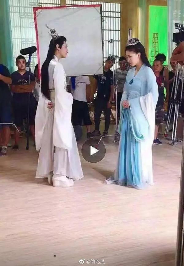 拍個戲就差踩高蹺了，搭戲的演員不曉得會不會跳戲哦