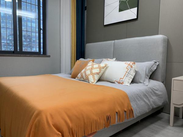 86㎡輕奢風：入牆式的衣櫃將有限的空間達到最大化的利用