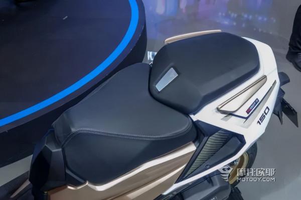 臺榮釋出2022款探路者300,更有一臺運動小踏板亮相摩展現場 臺榮釋出2022款探路者300,更有一臺運動小踏板亮相摩展現場