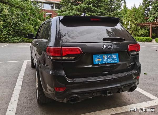 曾經的&OpenCurlyDoubleQuote;最速SUV&rdquo;，這輛6&period;4排量的JEEP大切諾基，還值45萬嗎？