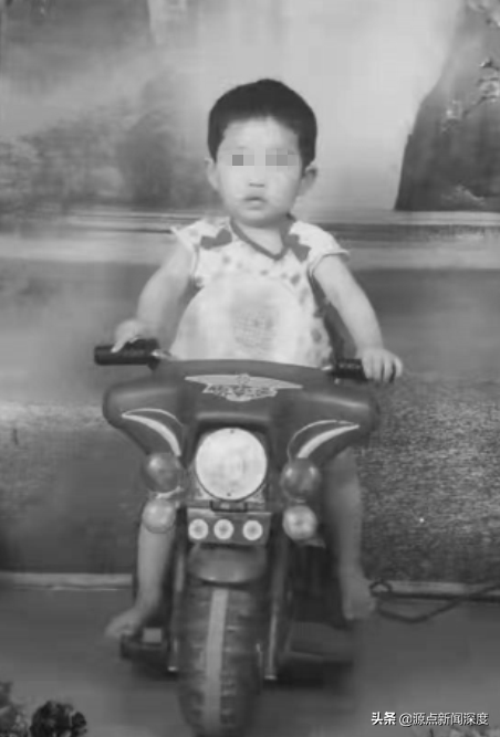 貴州2歲女孩睡夢中被燒死，家人稱床下發現神秘油漬懷疑遭人縱火，警方開棺驗屍不予立案，13年後重啟調查