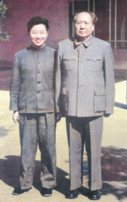 毛主席逝世三小時後，周福明再次跪著給毛主席理髮：眼淚已經流盡