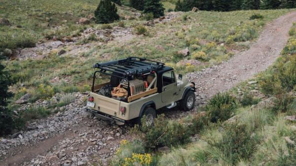 高階鞋帽廠商跨界造車？經典Jeep CJ魔改，更適合越野露營