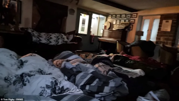 突發大雪把60個人困在英國酒吧三天，被困群眾：根本不想走