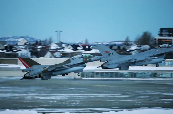 冰雪女王成人禮！17歲公主褐發美顏，竟駕駛F16戰機巡視王國