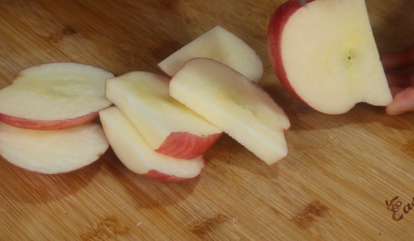 蘋果別直接就吃，加2個雞蛋，筷子攪一攪，鬆軟香甜又營養