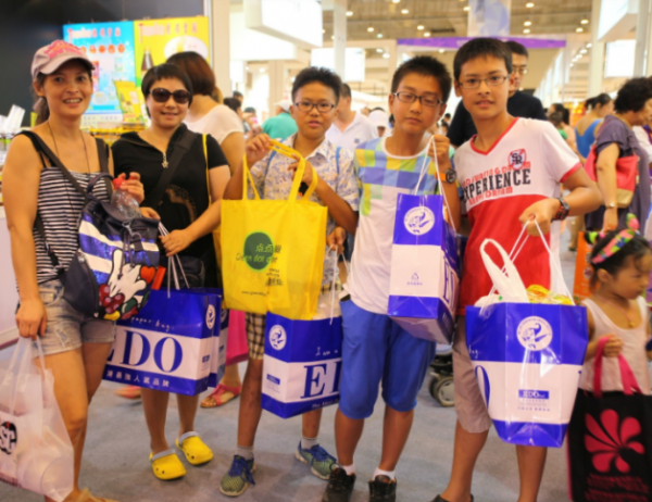 貧困生不能穿名牌上學？因穿了2000元的鞋子，被學校取消了助學金