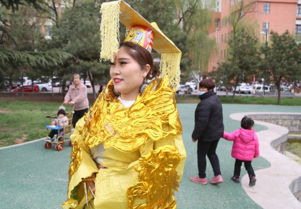 河南一女子模仿武則天，泡麵當王冠，麻袋做龍袍，23家公司求籤約