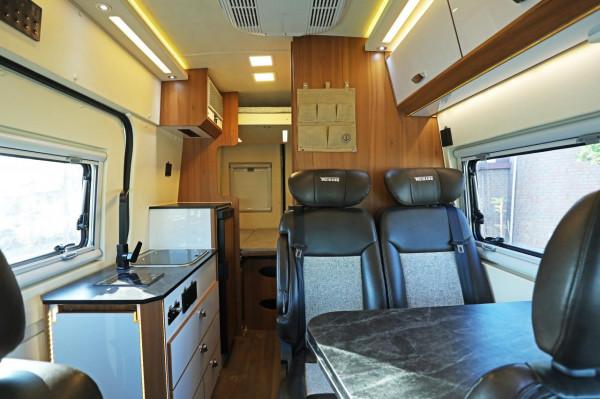 衛航V590，橫置大床，可睡兩人