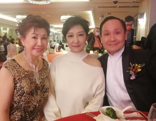 56歲雪梨近照曝光，髮型和妝容精緻狀態大好，麥潔文也罕見出鏡