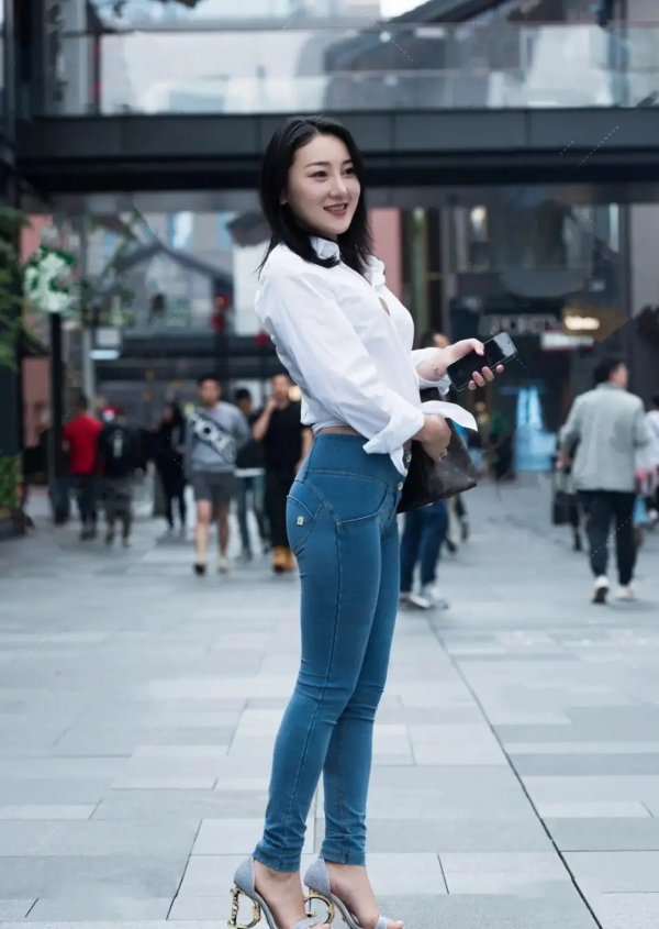 放棄牛仔褲，選擇更百變的“健美褲”，時髦又不會顯“老氣”