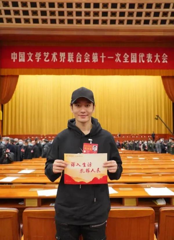 黃渤吳京鄧超同框比心，沈騰貢獻全部笑點，大合照來了半個娛樂圈