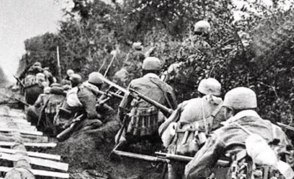 部隊被包圍時馬伕獻一計，司令將他提拔為參謀長，全軍沒有人不服