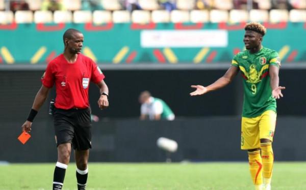 裁判長為非洲杯“昏哨”辯解：中暑讓他神志不清，賽後去了醫院