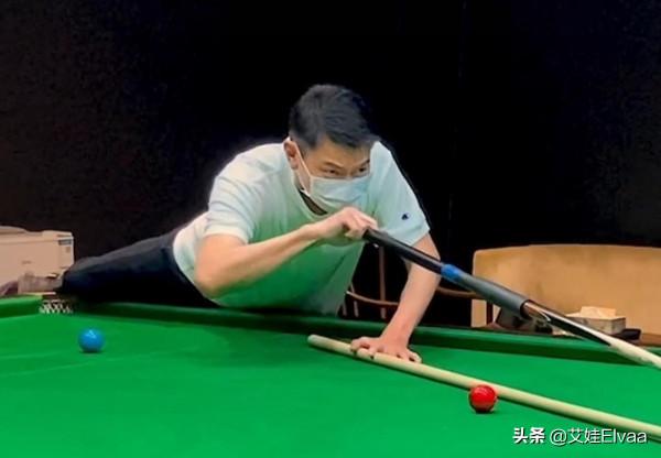 劉德華真會打扮！穿燈籠褲棉襪配拖鞋打檯球，年過花甲玩土味時尚