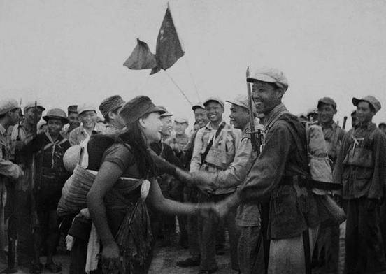 解放軍登陸海南島，根據地老人痛哭：怎麼不早點來，香蕉都放爛了