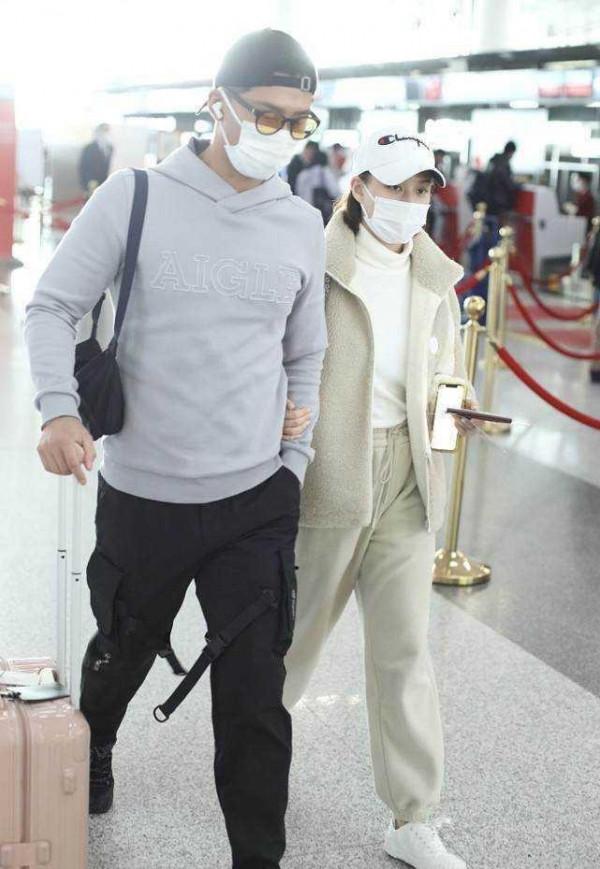 何超蓮和竇驍的衣品真挺像的,倆人穿休閒裝,感覺就像普通人 何超蓮和竇驍的衣品真挺像的,倆人穿休閒裝,感覺就像普通人