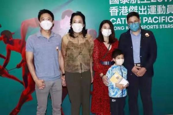 郭晶晶一家五口出席活動，婆婆透視衫很高階，小叔子霍啟山顯低調