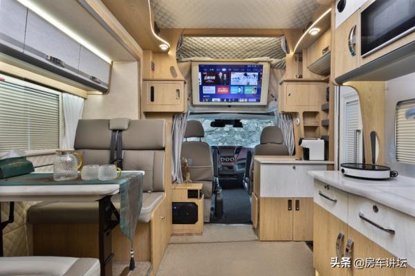 228&period;8w碳纖維交期長&quest;選141&period;8w的玻璃鋼&comma;除車身以外所有配置都一樣